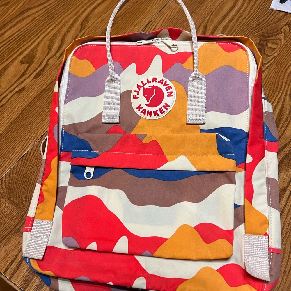 Gently used Kanken backpack in awesome shape!